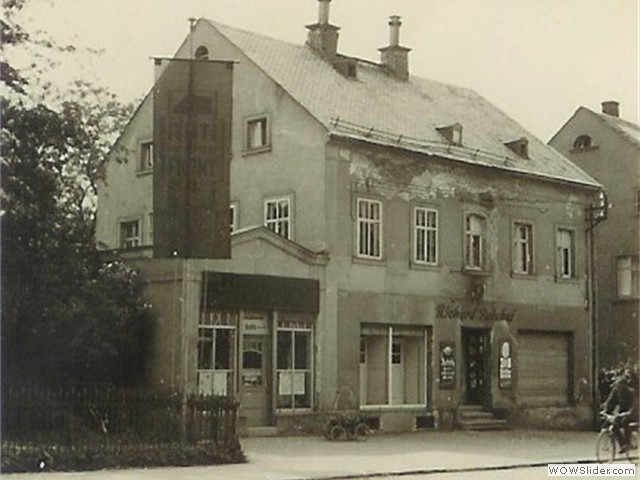 Hauptstr.,Geschäft R.Reichel, Fahne Antifafront, re. Antifabüro